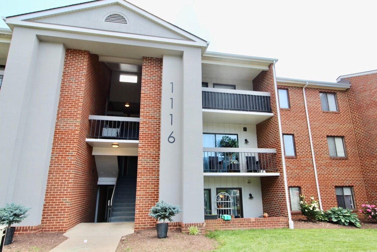 Primary Photo - Fun and Stylish Living at Madison Manor! T...