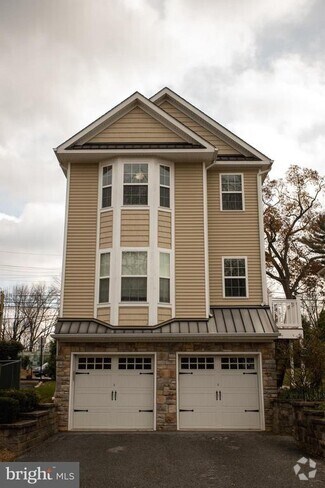 Building Photo - 833 N Jackson St