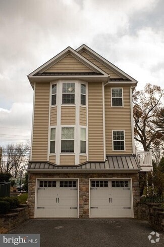 Building Photo - 833 N Jackson St