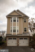 Building Photo - 833 N Jackson St