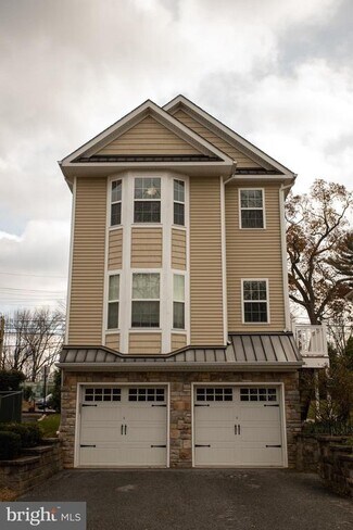 Building Photo - 833 N Jackson St