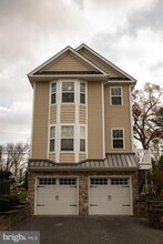 Building Photo - 833 N Jackson St