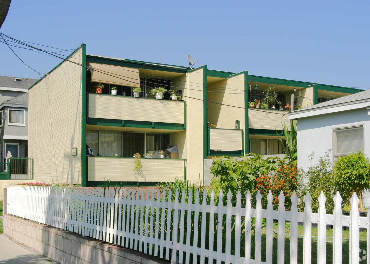 Building Photo - 14612 Larch Ave