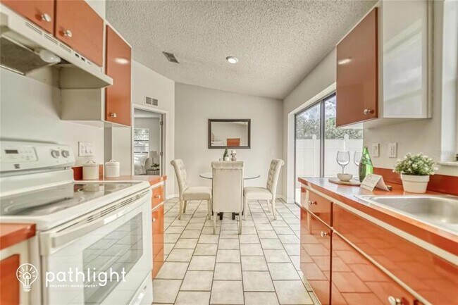 Building Photo - 2829 Eagle Run Cir N