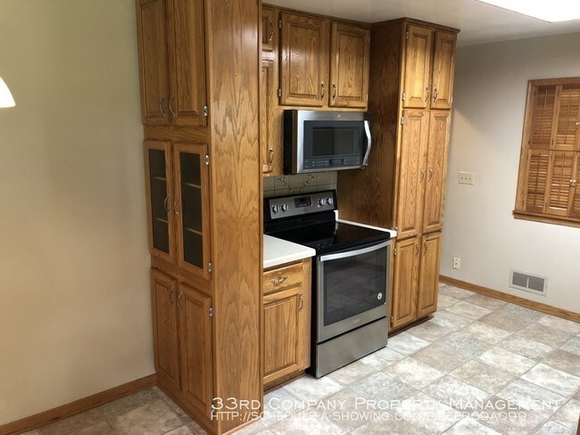 Building Photo - Convenient one-level living in Roseville!