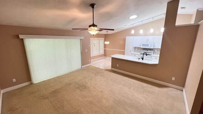 Foto del edificio - Charming 3BR Home with Solar Panels & Larg...