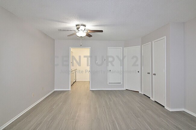 Foto del edificio - Recently Updated 2/1 Duplex For Rent in Arlington!