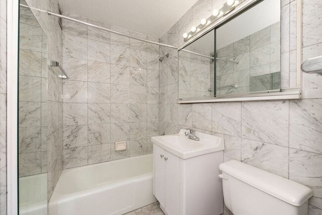 Foto del edificio - 422 E 53rd St