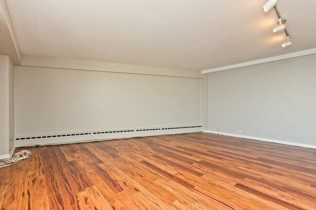 Building Photo - 3410 N Lake Shore Dr