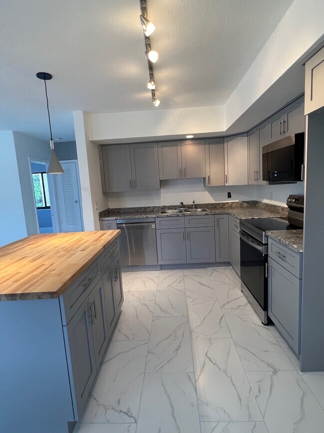 Foto del edificio - 220 SW 8th Ave