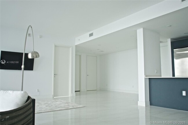 Foto del edificio - 1300 Brickell Bay Dr