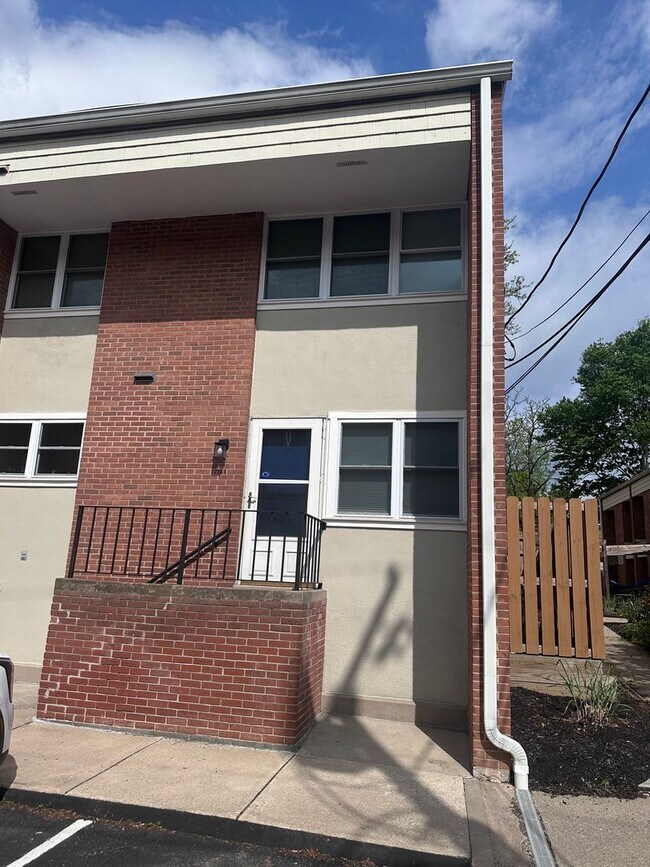 Building Photo - New Listing!! Spacious downtown State College condo available now!
