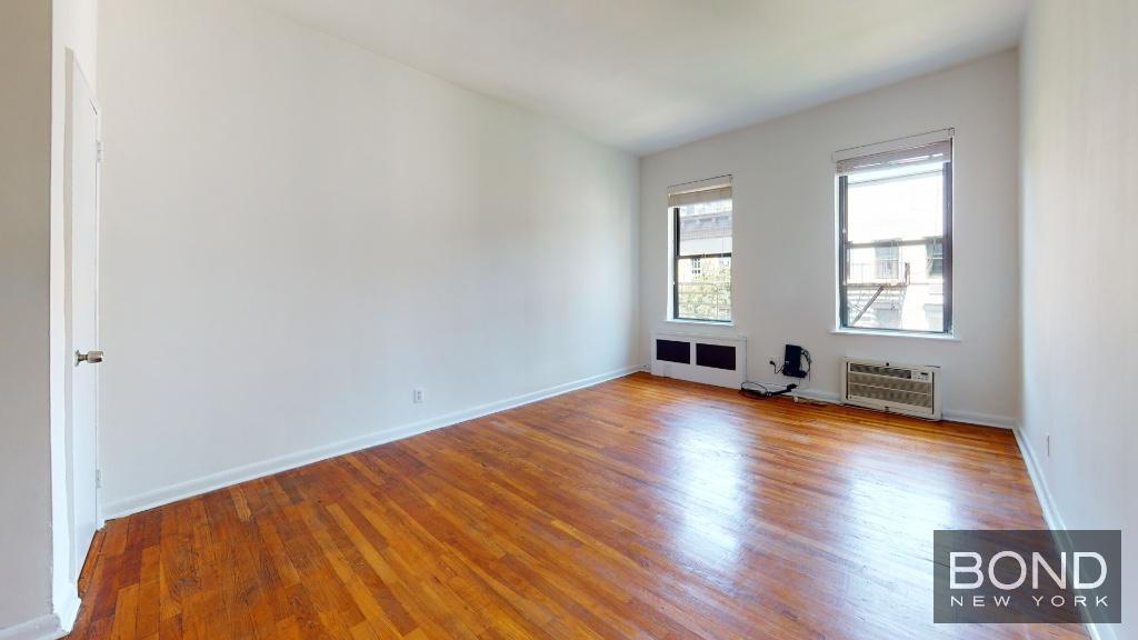 Foto principal - 324 E 83rd St