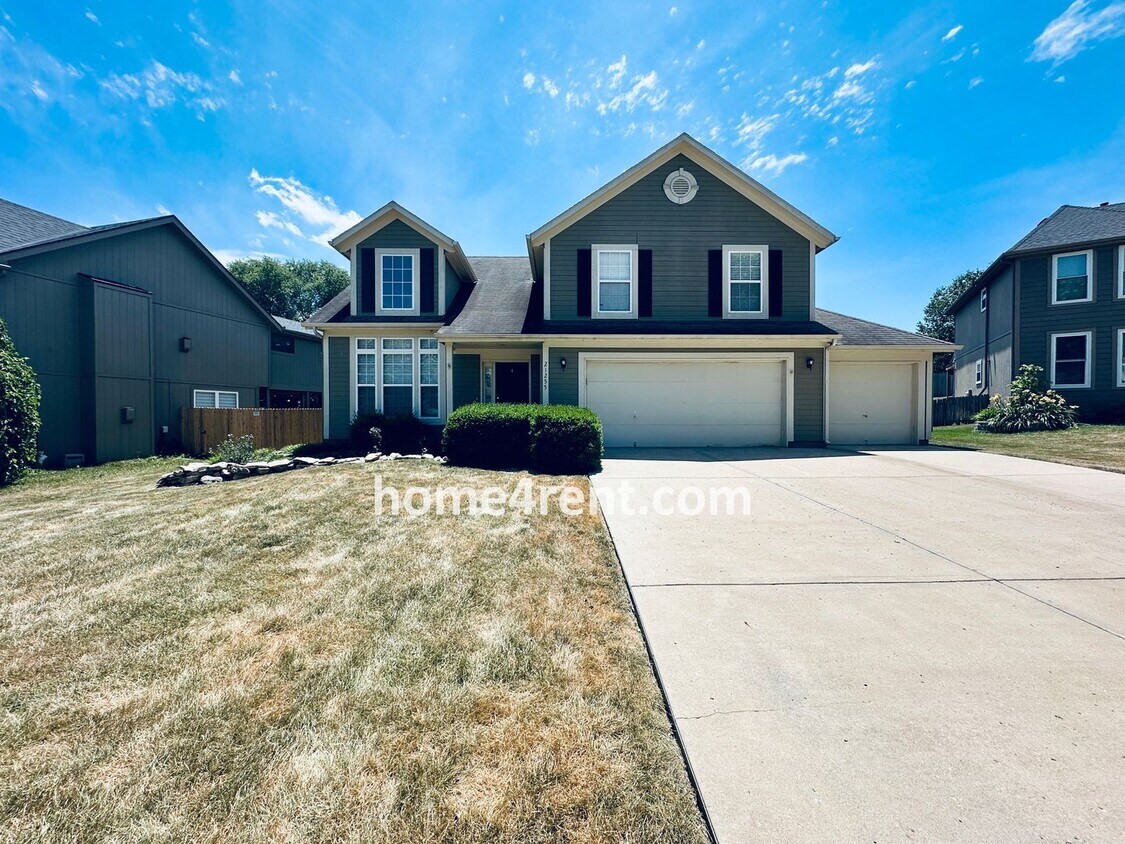 Foto principal - Four Bedroom Olathe Home in a Quiet Neighb...