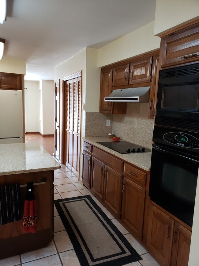 Building Photo - 9628 Merion Cir NE