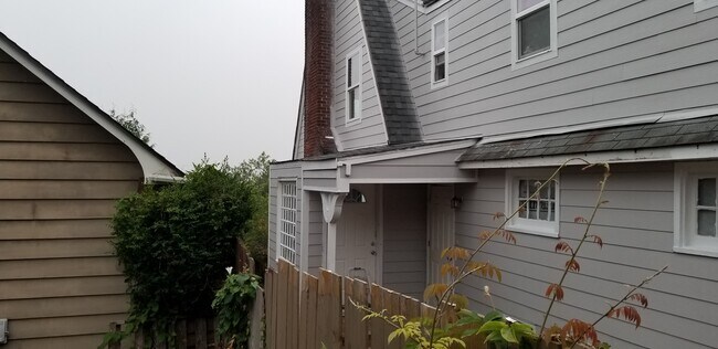 Building Photo - 811 Martin St