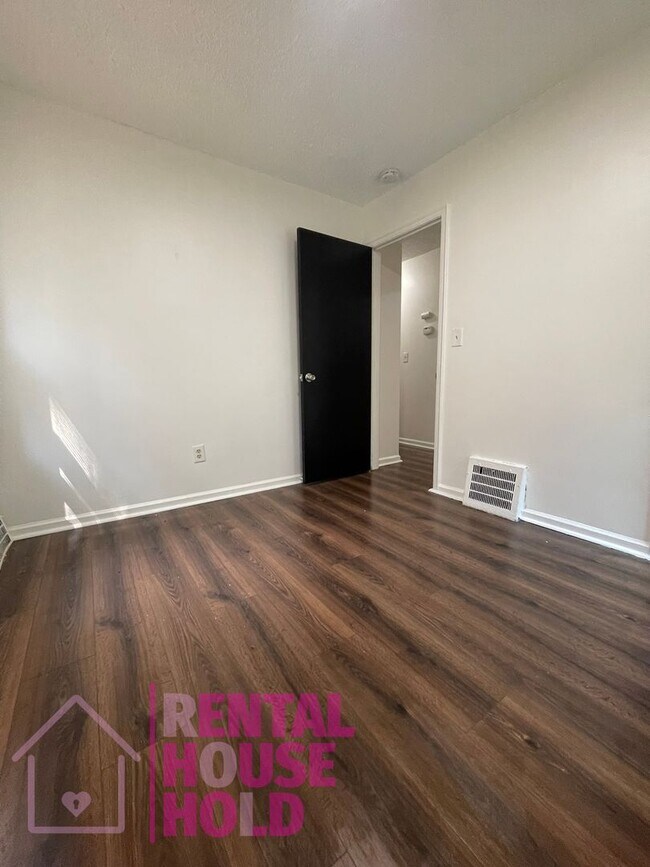 Foto del edificio - ~ 3 BEDROOM 1.5 BATH~ FREE PRE-SCREEN