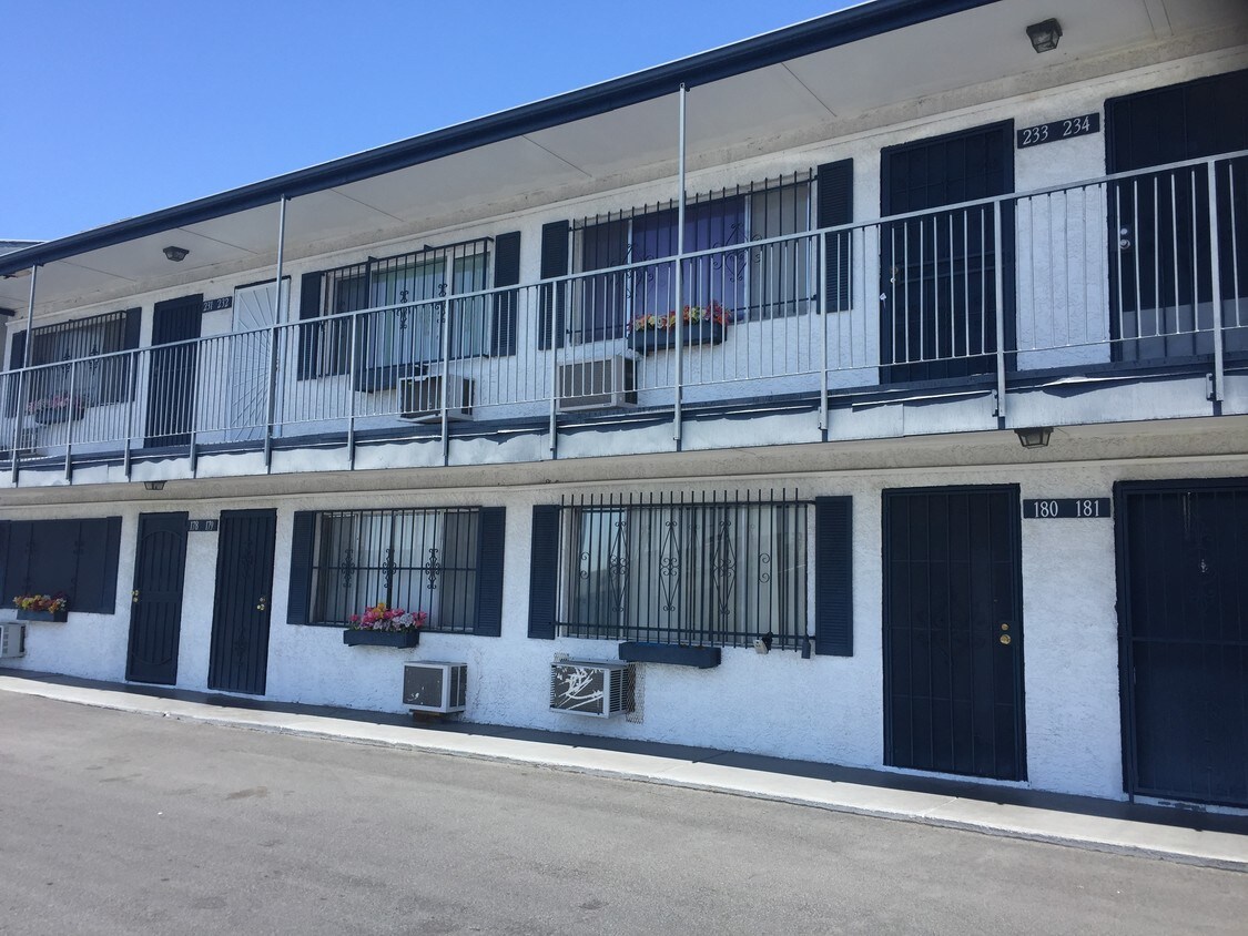 Foto principal - 4600 Swenson St