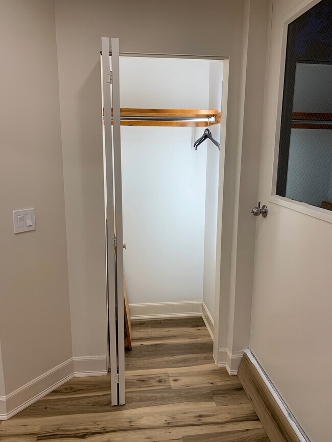 Foto del edificio - 52 Schoolhouse Rd