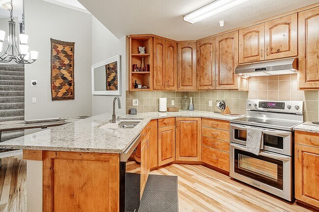 Foto del edificio - Furnished! Updated 3bed/3bath! 1 car garage! Heat included! Flexible lease terms!