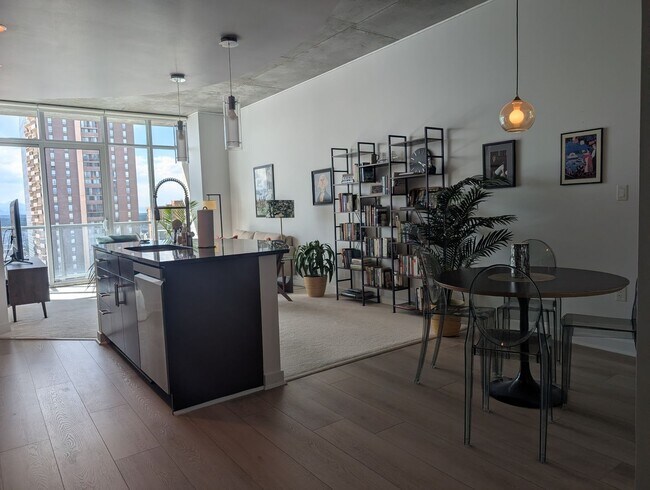 Photo - Luxury 1 Bedroom + Den - Breathtaking Mountain Views Apartment