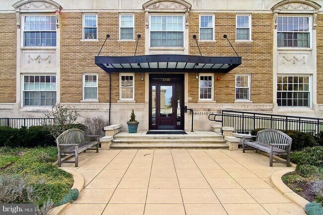 Foto del edificio - Luxury Two Bedroom near DuPont + Parking