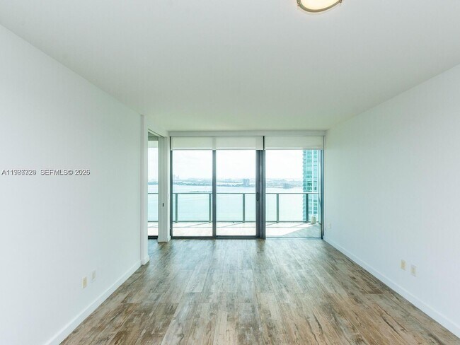 Foto del edificio - 650 NE 32nd St