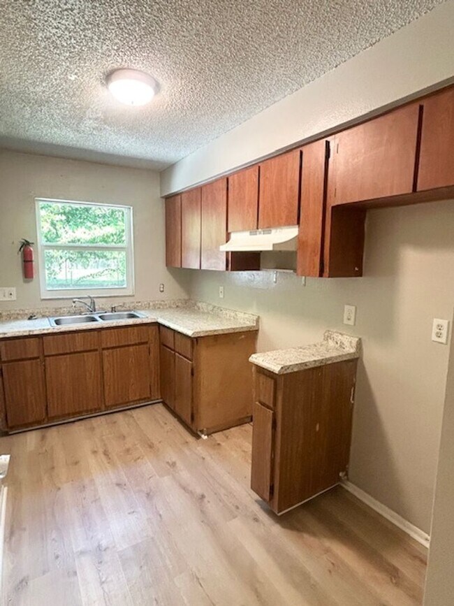 Building Photo - Move in Ready Remodeled Ft Myers Duplex