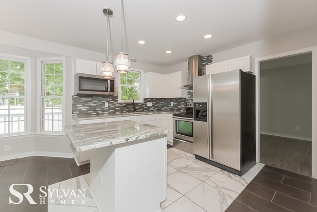Foto del edificio - This spacious 4BR 2.5BA home features an o...