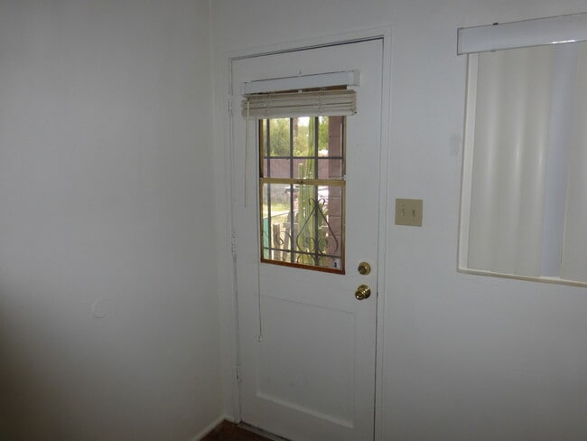 Building Photo - 403 W Howe St