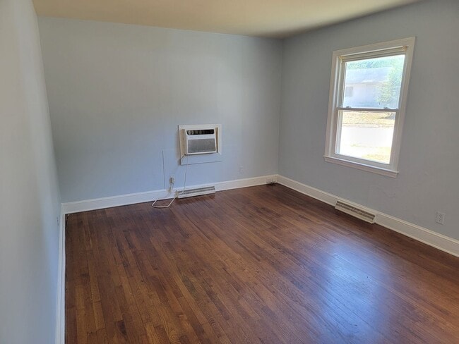 Building Photo - 3 Bedroom 1 Bathroom House
