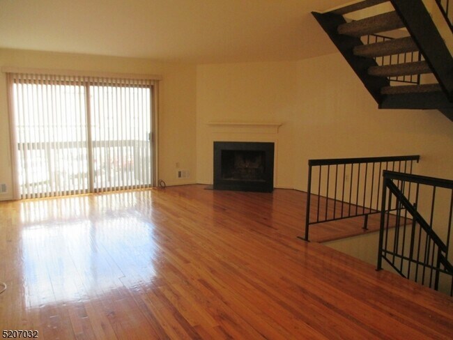 Foto del edificio - 181 Long Hill Rd