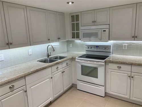 Primary Photo - 472 N Laurel Dr