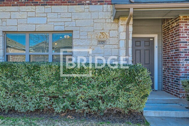 Foto del edificio - 1329 Lake Crest Lane
