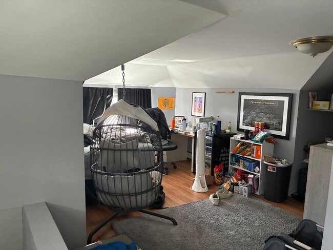 Foto del edificio - HUGE 4 BED 3 BATH CLOSE TO CAMPUS!! OAKLAND RENTAL 5/1!