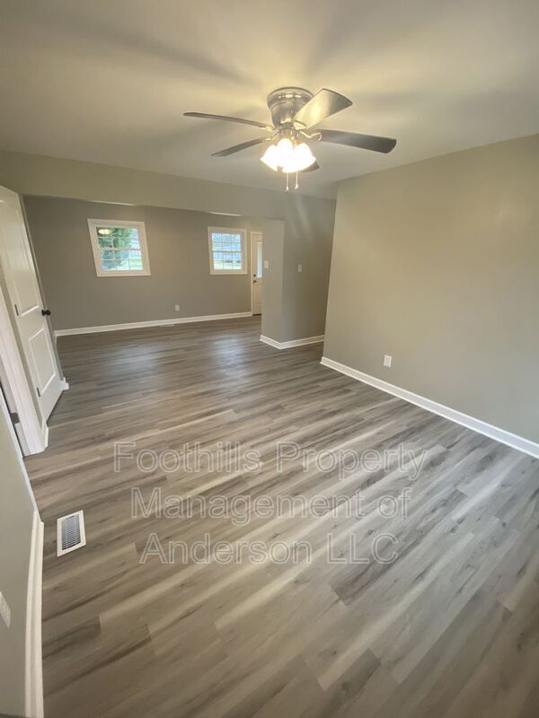 Building Photo - 1109 Centerville Rd