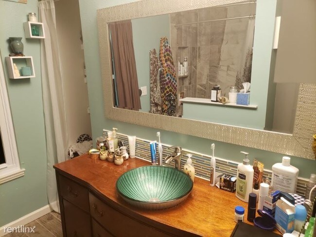 Building Photo - 1 br, 1 bath Townhome - 8821 W Floyd Avenue