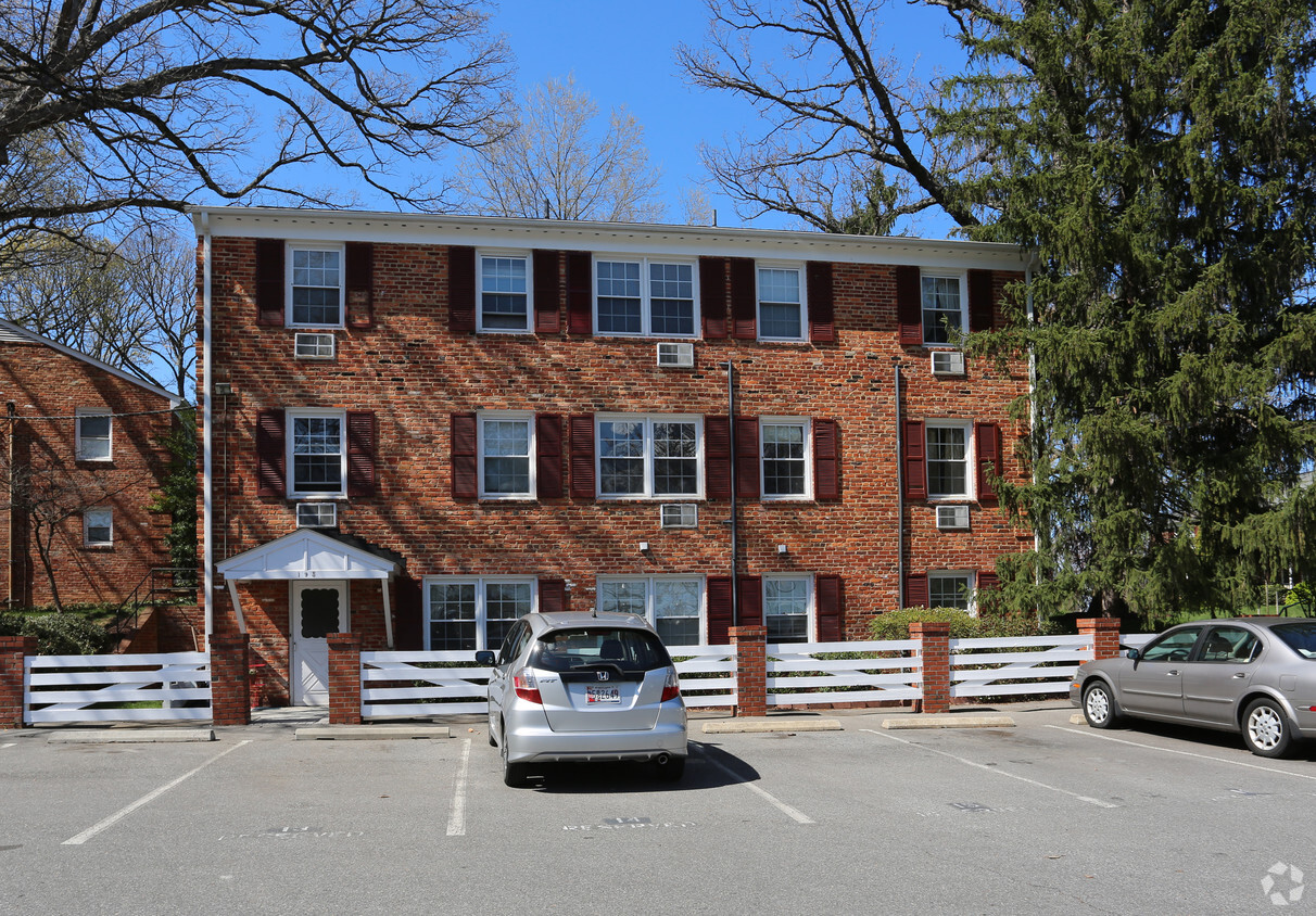 Building Photo - Village Green Condominium