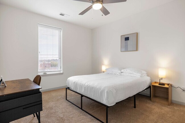 Building Photo - 633 E Main St