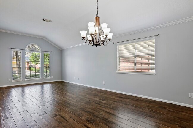 Foto del edificio - 21803 Whispering Forest Dr