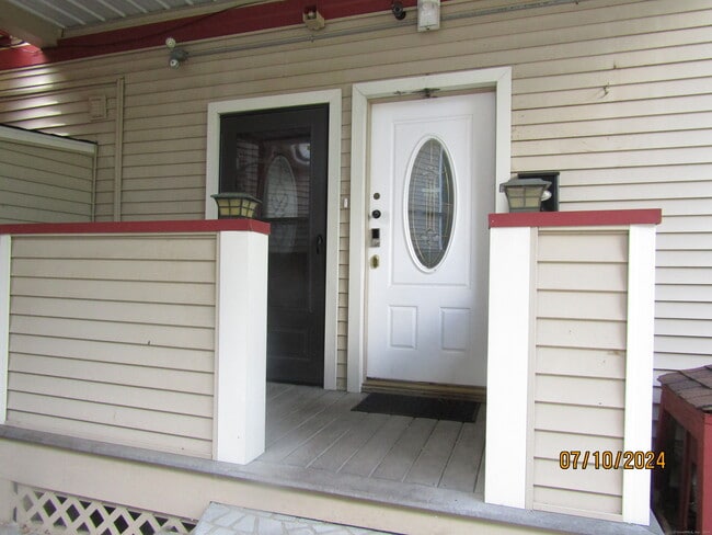 Building Photo - 413 Pleasant St