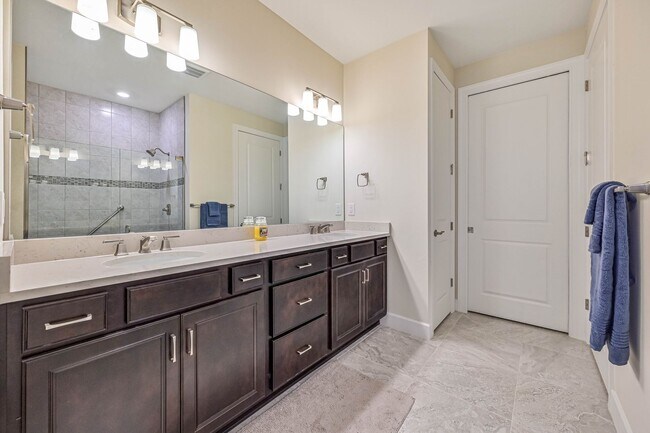 Foto del edificio - **Coach Home w/ Private Pool in Esplanade Lake Club **