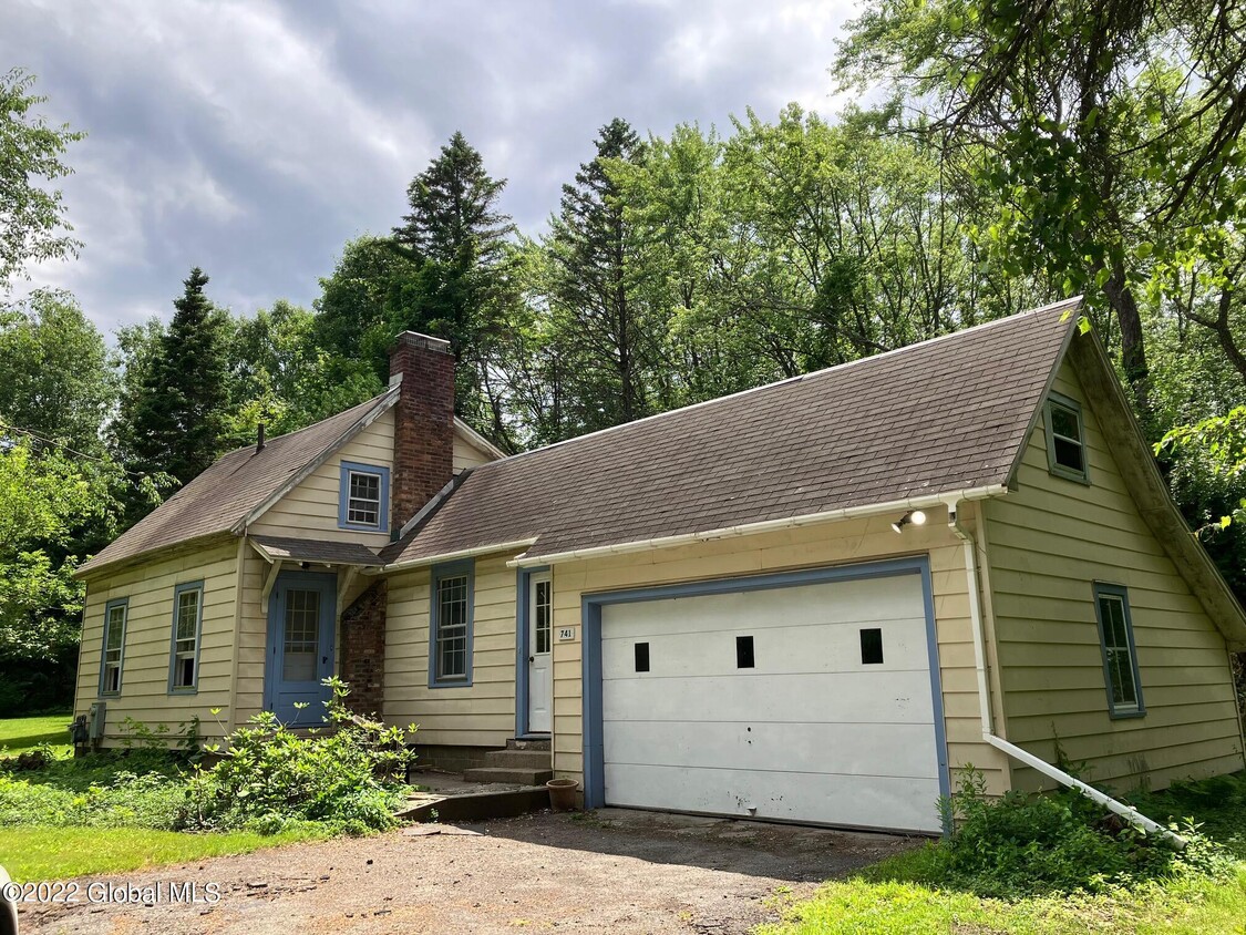 Primary Photo - 735 St David's Ln