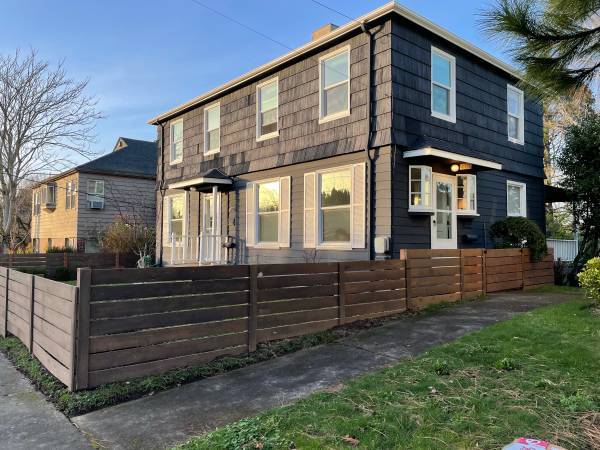 Foto principal - 4911 E Burnside St