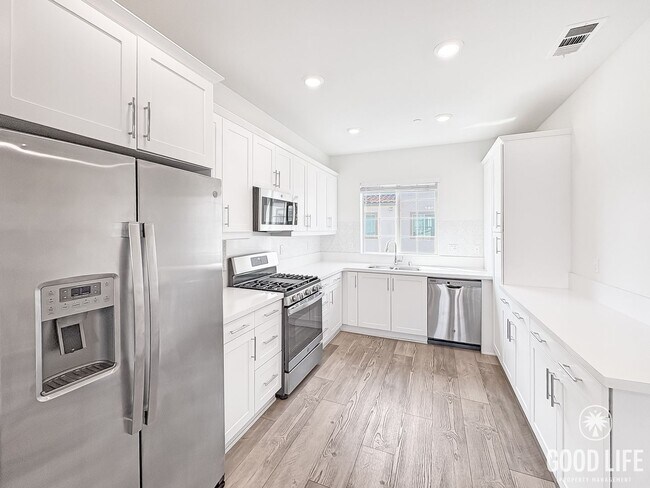 Foto del edificio - Stunning 3B/3BA Townhome in Oceanside!