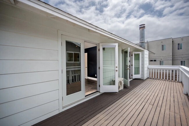 Foto del edificio - Bright 2BR with Private Balcony, In-Unit Laundry & Attached Garage in the Heart of La Jolla