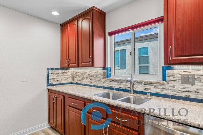 Foto del edificio - Beautiful 2bd/2ba 2nd Floor Condo with Bra...