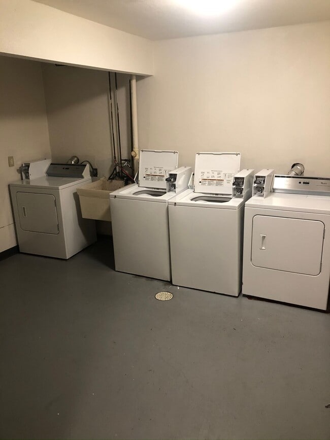 Building Photo - Immaculate Updated 2 Bedroom 1 bathroom