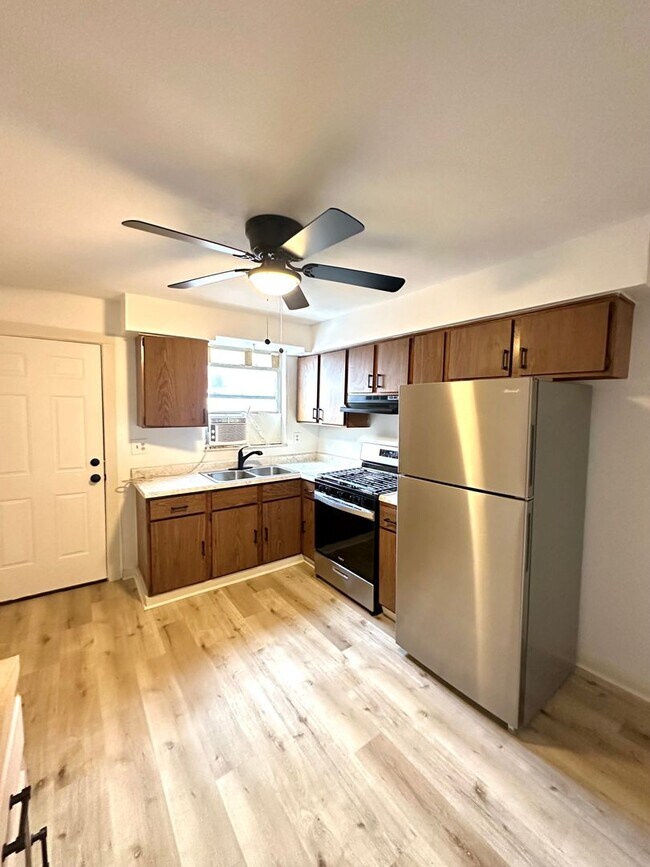 Foto del edificio - Updated 2 Bed, 1 Bath Home - Convenient Location, Walkable Neighborhood - Available Now!