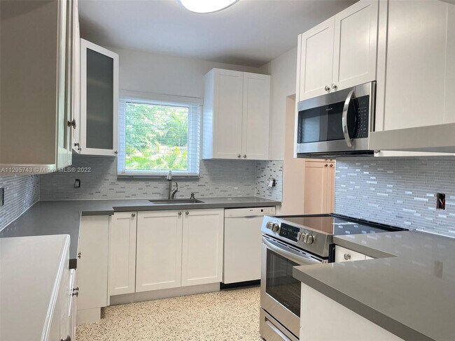 Building Photo - 2920 SW 60th Ct